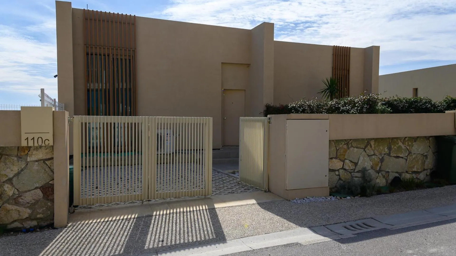 Aparthotel Miku Green Coast Palasë