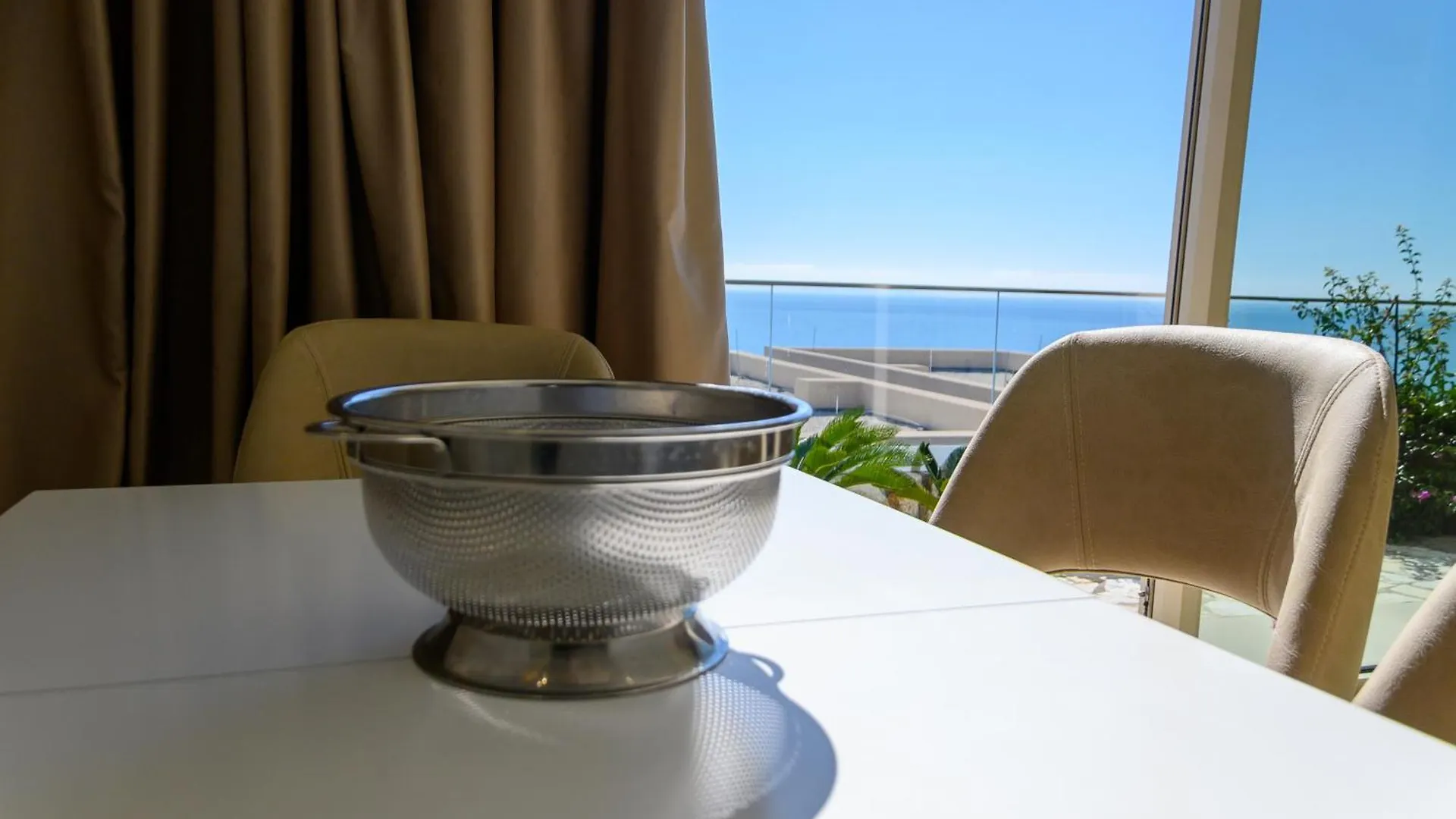 Miku Green Coast Palasë Aparthotel