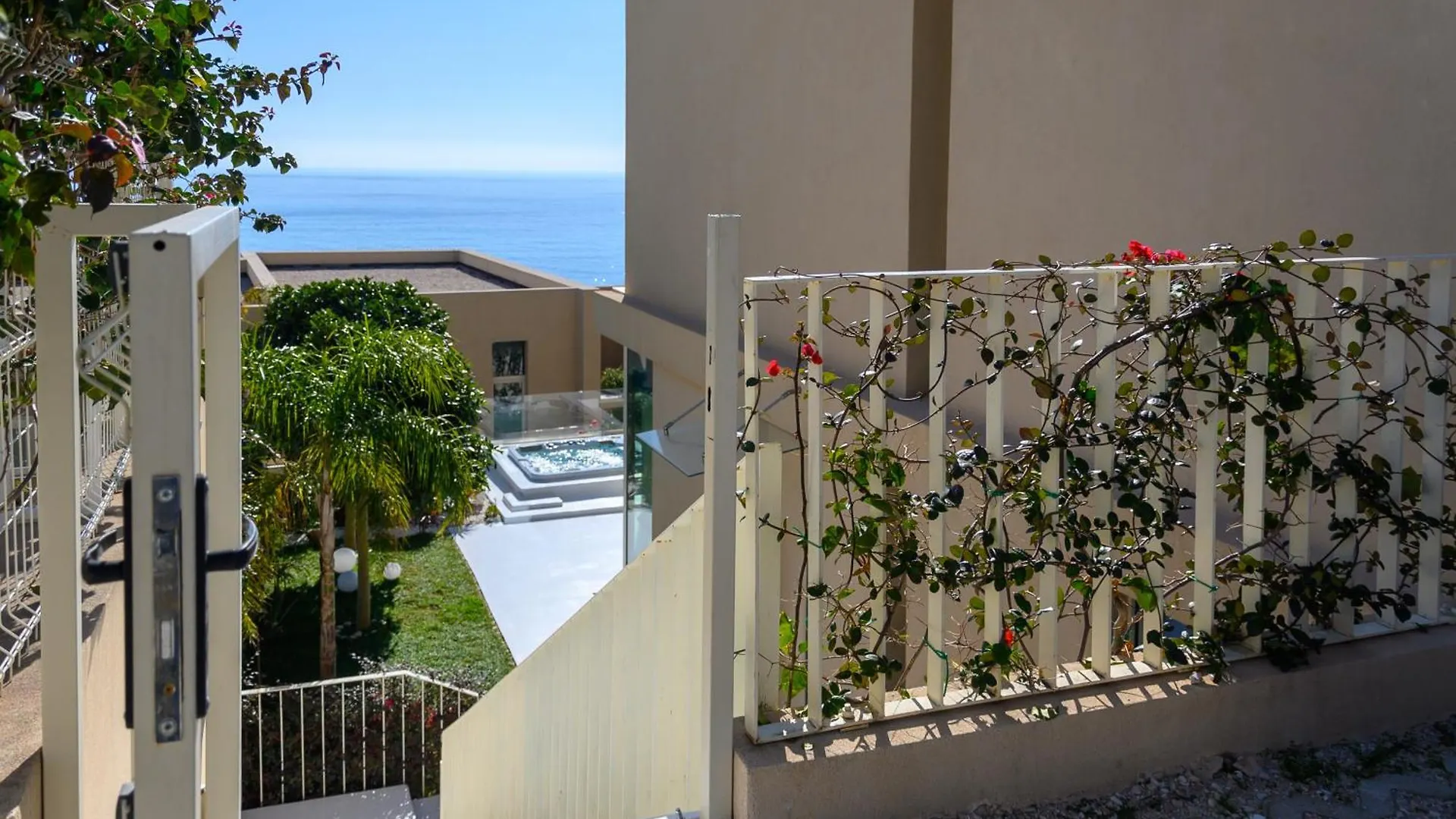 Miku Green Coast Palasë Aparthotel