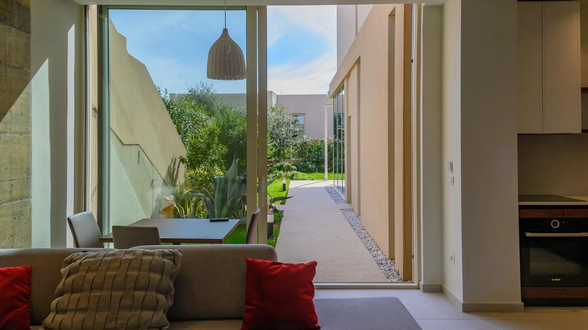 Miku Green Coast Palasë Aparthotel