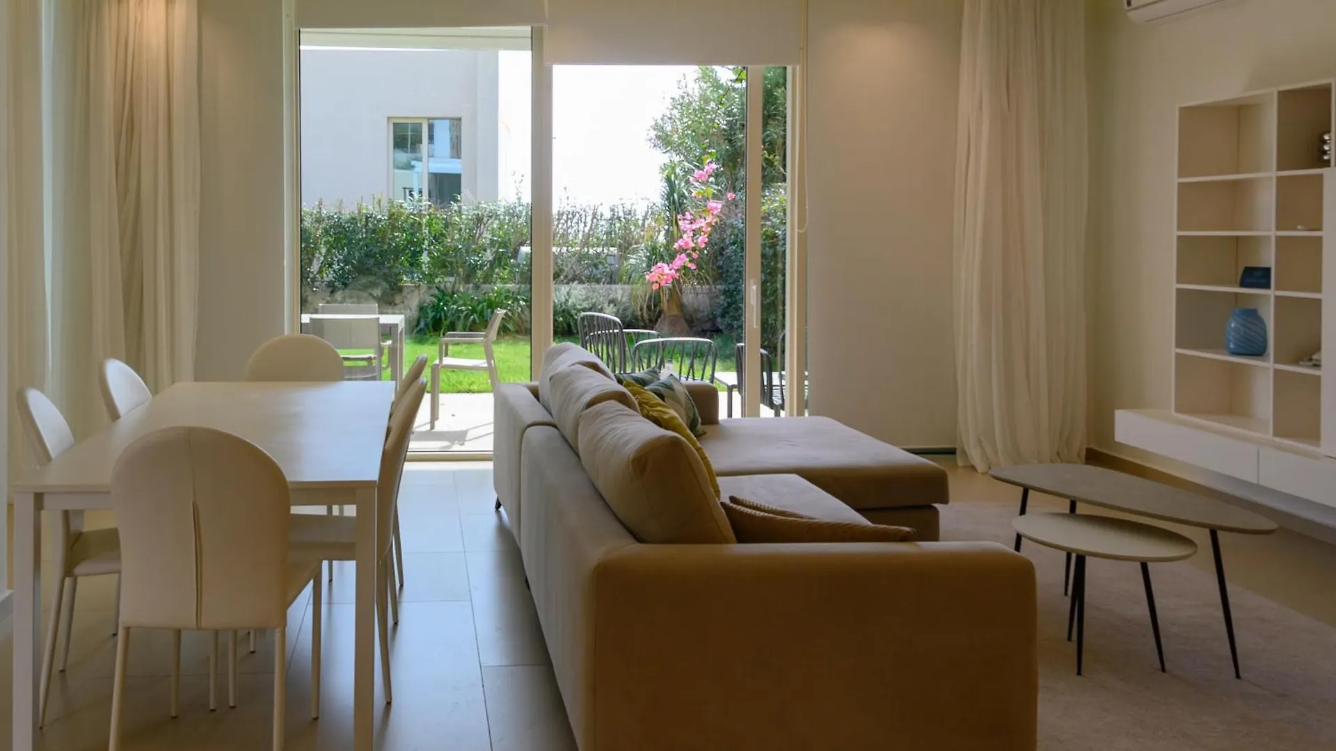 Miku Green Coast Palasë Aparthotel